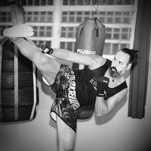 Foto en blanco y negro de Alberto dando una patada de artes marciales. Fundadr de Ultimate Kung Fu