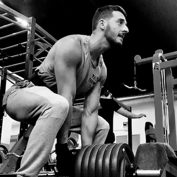 Foto en blanco y negro de Dani, entrenador personal y socio del gimnasio