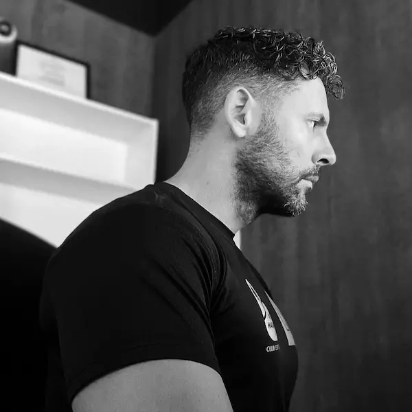 Foto en blanco y negro de Jose, entrenador personal y socio del gimnasio