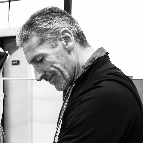 Foto en blanco y negro de Rafa, entrenador personal y socio del gimnasio
