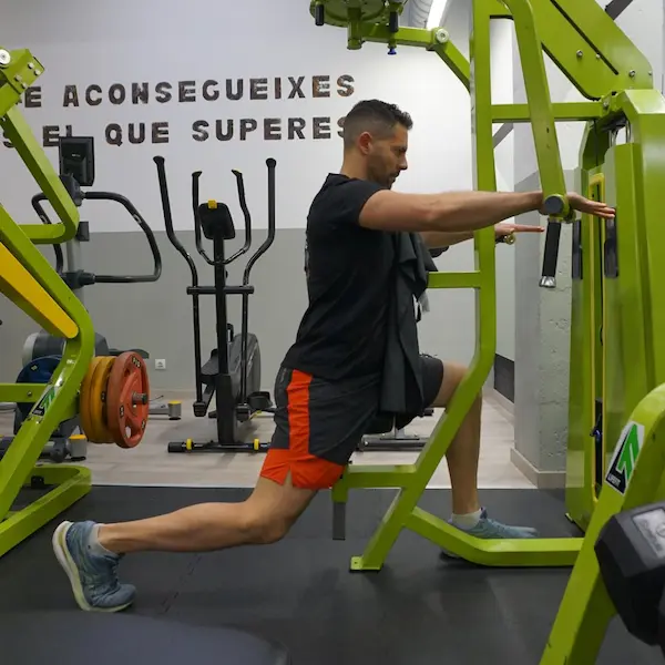 Hombre de mediana edad utilizando máquina de gimnasio