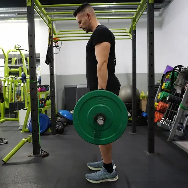 Hombre de mediana edad cogiendo pesas