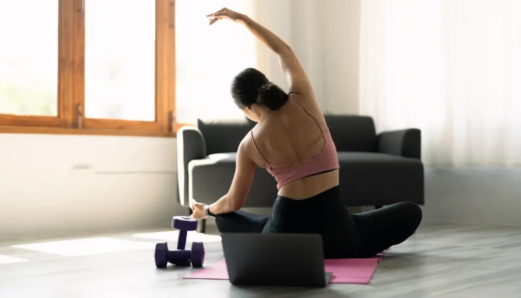 Chica haciendo pilates en casa